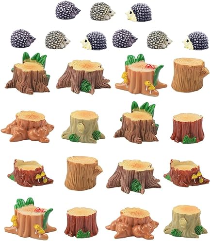 Paisaje En Miniatura Con Tocon De árbol Cubiertos De Musgo Y