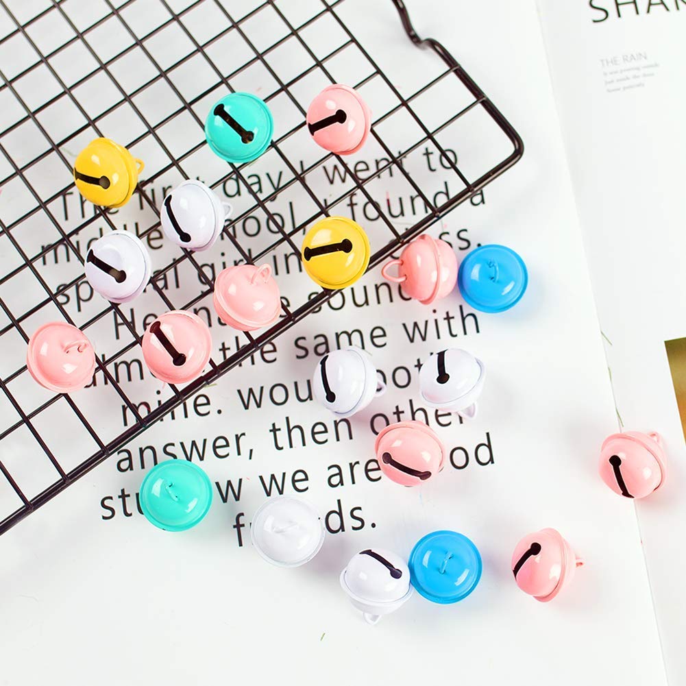 Koogel Kleine Glöckchen zum Basteln, 50 Stück Bunte Metallglöckchen Schellen Basteln Anänger Jingle Bells für Schmuckherstellung Weihnachten Dekoration DIY