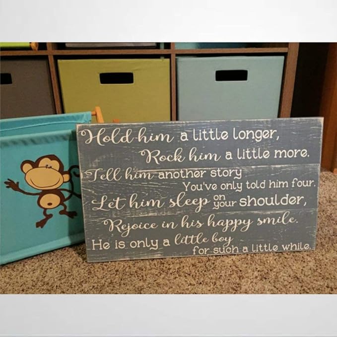 Cartel de madera con texto en inglés "Hold Him A Little Longer Rock Him