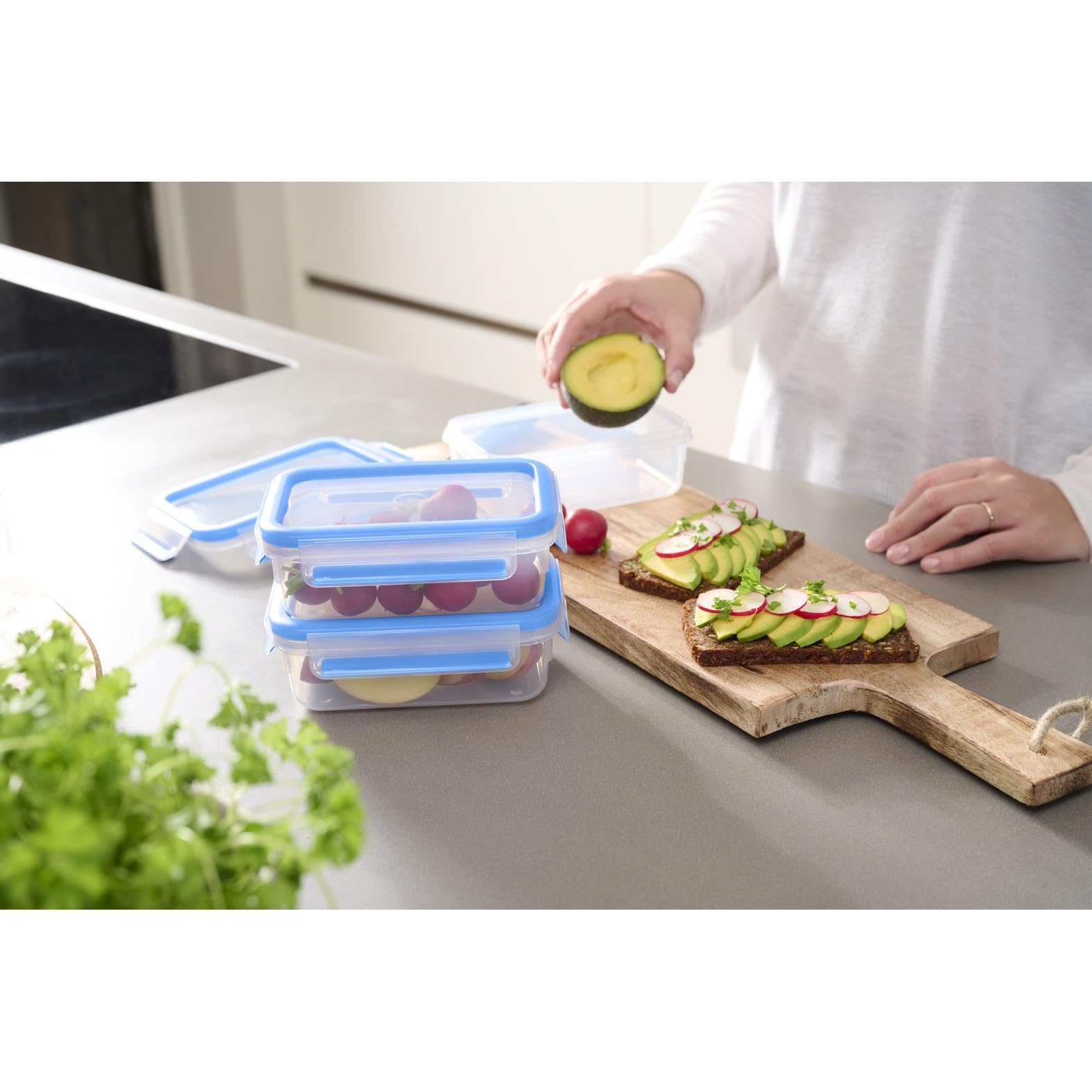 EMSA Clip & Close Frischhaltedosen-Set, rechteckig, 3 x 1 L, mit Deckel, Aufbewahrungsboxen, 100 Prozent dicht, spülmaschinen-, gefrier-, mikrowellenfest, Transparent, Blau, Made in Germany, N10313 2