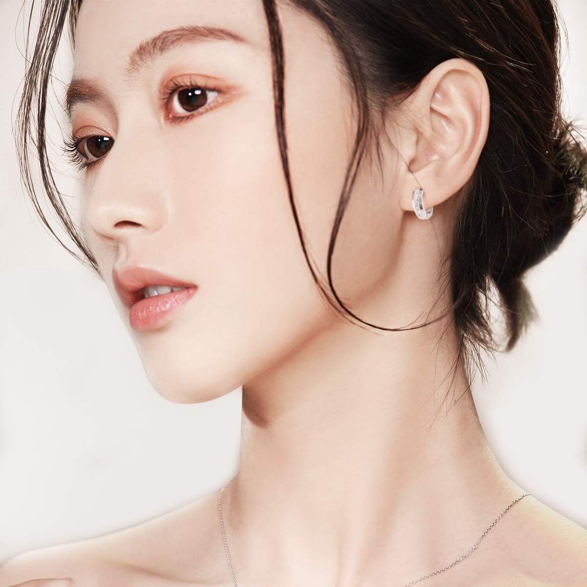 Amazon フープピアス メンズ レディース 4個セット サージカルステンレス アレルギーフリー 両耳用 人気 かっこいい シンプル リングピアス メンズ アクセサリー 誕生日 記念日 クリスマス プレゼント男女兼用 マット シルバー マットブラック 幅4mm 黒白内径 9mm