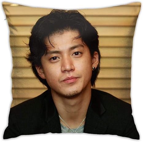 Amazon Co Jp 人物 クッションカバー プリント 車 インテリア 飾りソファ背当て Throw枕ケース 装飾クッション カバー 小栗 旬 おぐり しゅん 俳優 モデル 声優 Home Kitchen