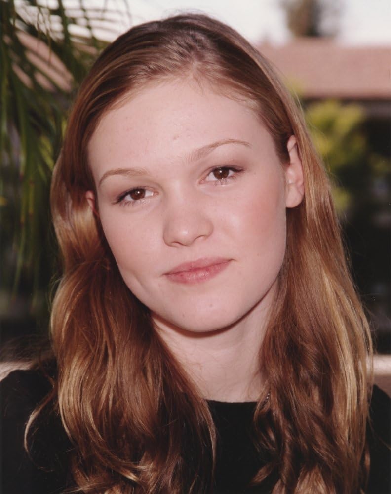 Amazon Com Julia Stiles Smiling In Portrait Photo Print 8 X 10