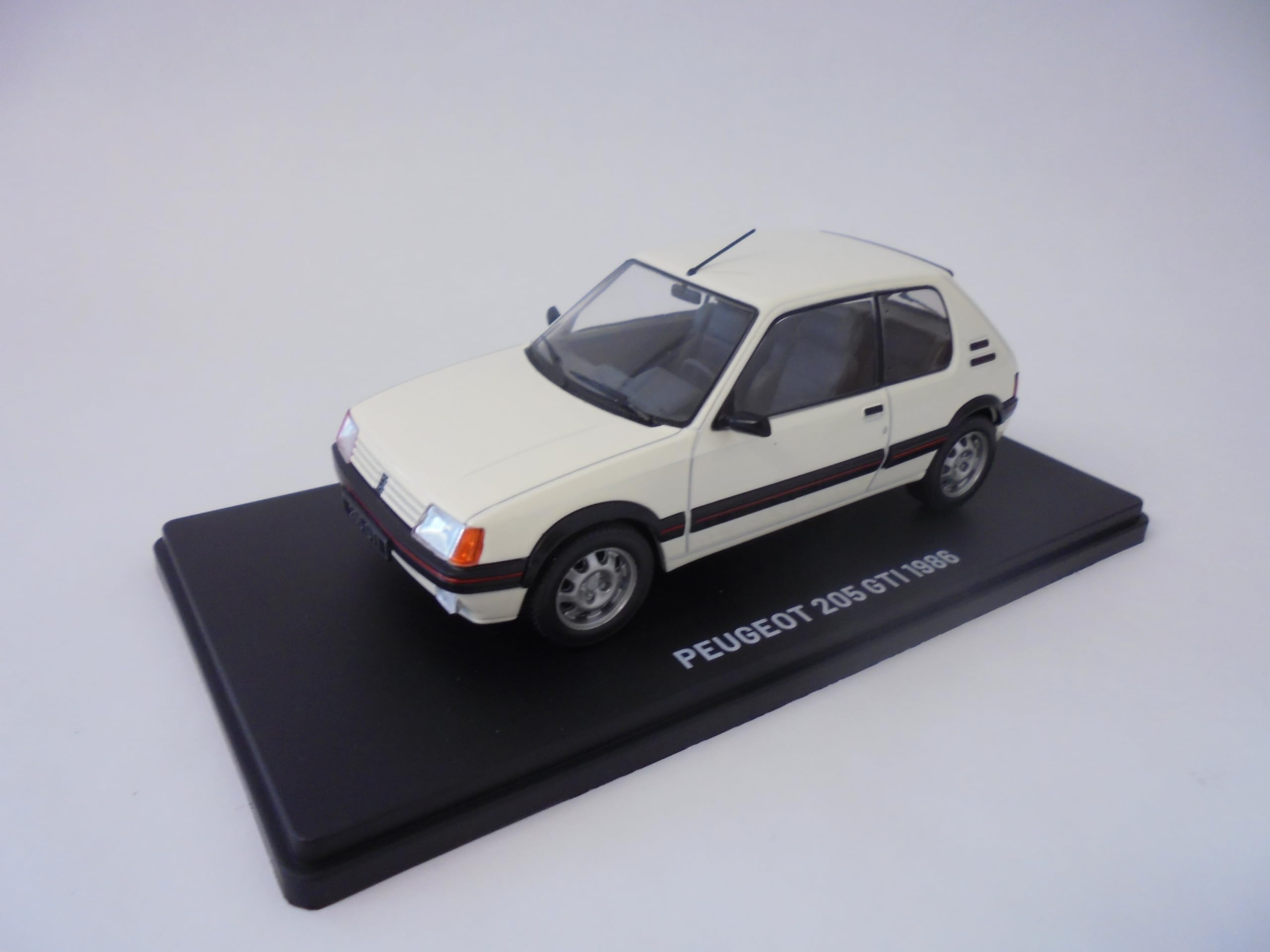 OPO 10 - Collectible miniature car 1/24 compatible with Peugeot 205 GTI (1986) VQR48