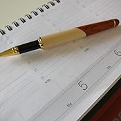 Set Di Penne A Sfera In Legno Personalizzate Con Iniziale E Testo Incisi Regalo Di Compleanno In Ufficio Per Il Capo E Il Collaboratore - CALLIE - Foto 6