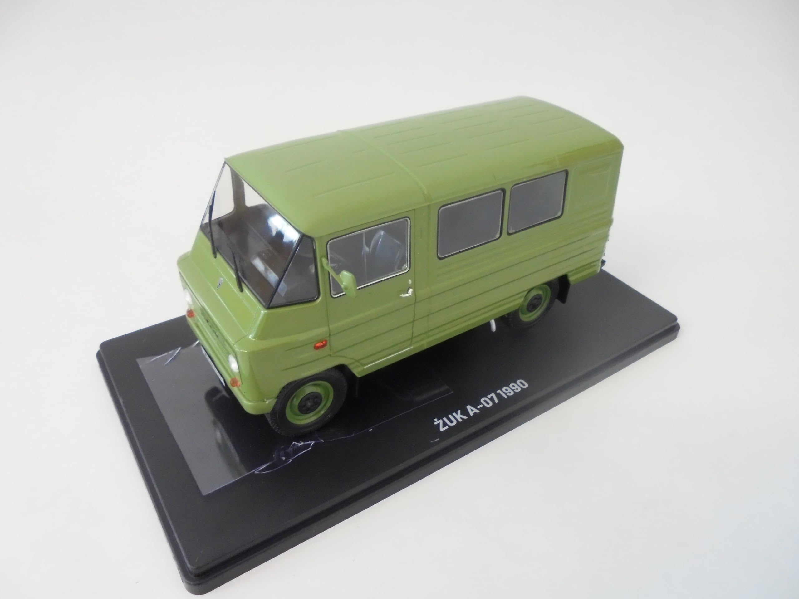OPO 10 - Collectible miniature car 1/24 compatible with ZUK A-07 (1990) VQR31