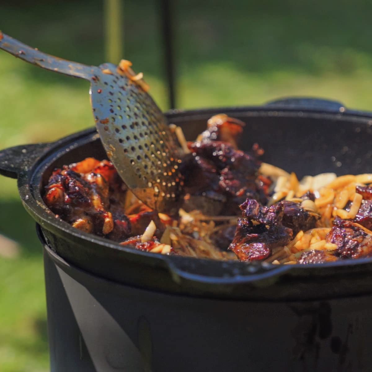 FlameFusion Kazan Topf aus Gusseisen mit Deckel, für Utschak geeignet, Outdoorküche Gulasch Kanone Kasan (10 Liter - flacher Boden) 8