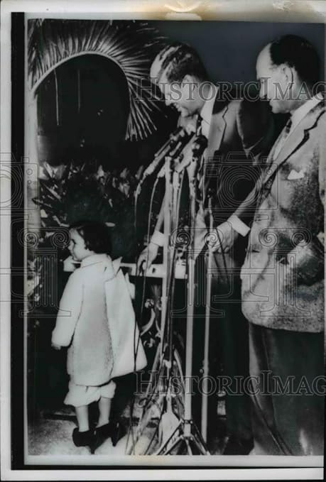 Amazon Co Jp Historic Images 1960年ヴィンテージプレス写真 ケネディ大統領 ケネディ娘が靴を見せた会議を破り上げます Generic