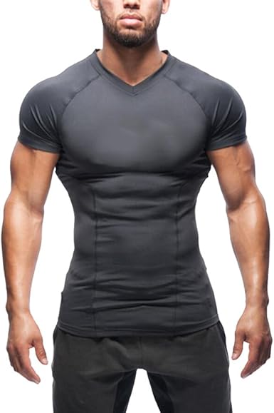 hombres con camisas apretadas