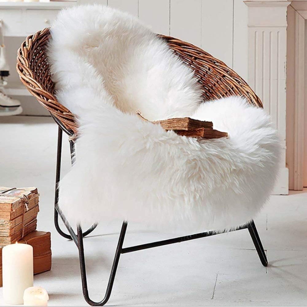 Faux Fur Sheepskin Rug 60 x 90 cm，Imitation Wool Rug, Synthetic Long Hair Fur Rug as Decorative Bedroom or Sofa Rug, Polyester, Non-slip，Washable，Bedroom Sofa Nursery Rugs (White)