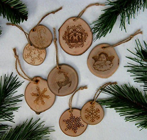 Decorazioni Artigianali Natalizie.Complimenti D Arredo 8 Decorazioni Miste Natale Tronchi Legno Con Incisione Artigianali Amazon It Casa E Cucina