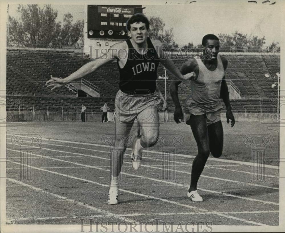 Historic Images - Vintage Press Photo Sugar Bowl- Iowa's Mike Mondane wins Sugar Bowl 440 yard dash.