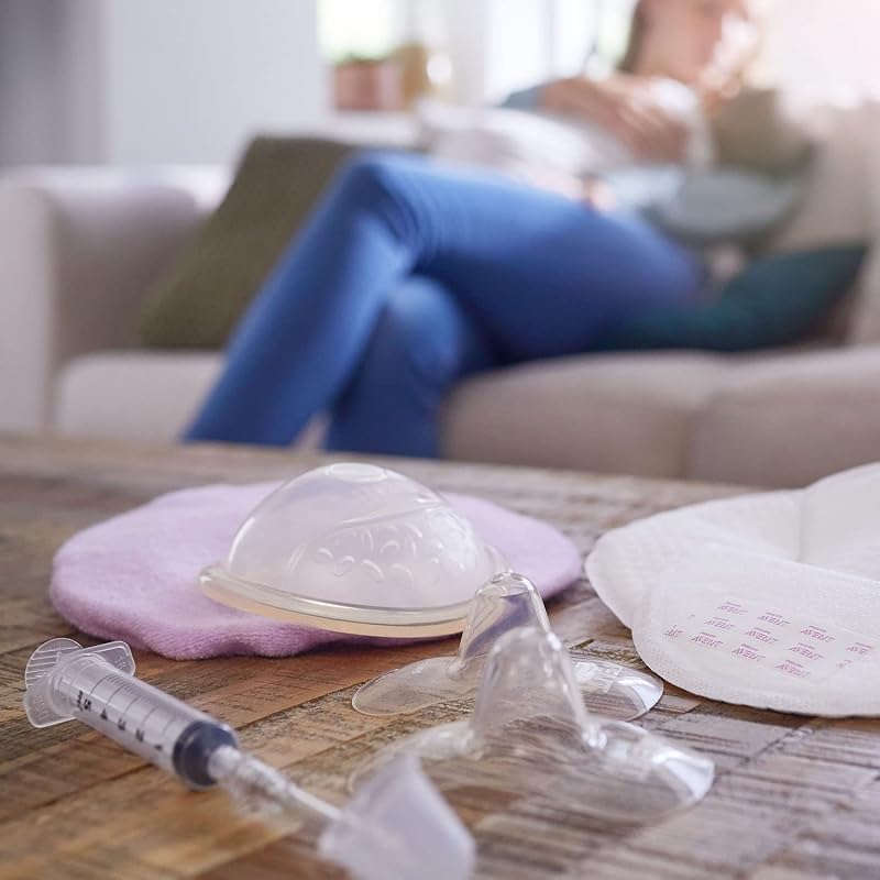Avent Nipple Shields to Support Breastfeeding, Easy Latch-On and Protects Sore, Cracked Nipples, Pack of 2, Medium (21mm), Includes Travel Case - SCF153/03, Transparent, 2 Count (Pack of 1)