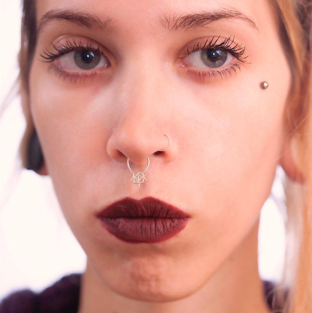 Келоидный рубец септум. Септум прокол как ухаживать. Септум штанга циркуляр. Септум прокол как ухаживать. Пирсинг септум треугольник.