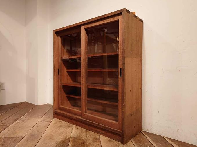 Amazon Co Jp ビンテージ ラワン材 ガラス引き戸 キャビネット Ca 153 昭和レトロ モダン 本棚 飾り棚 カップボード 食器棚 古家具 ホビー