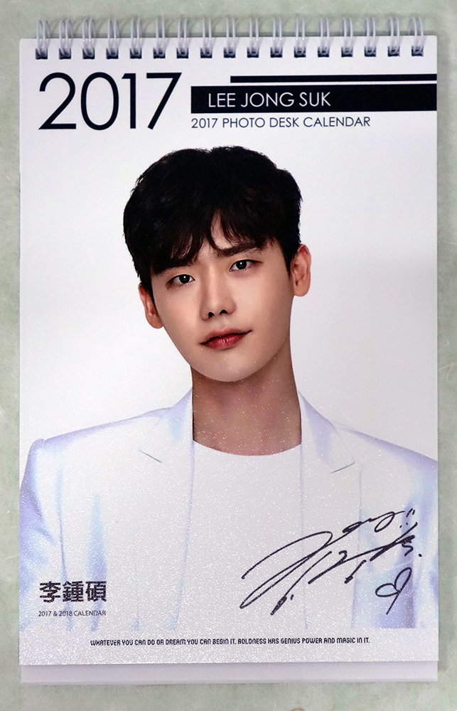 Amazon Co Jp イ ジョンソク 17 18 Photo Desk Calendar 卓上カレンダー 韓国盤 Lee Jong Suk 文房具 オフィス用品