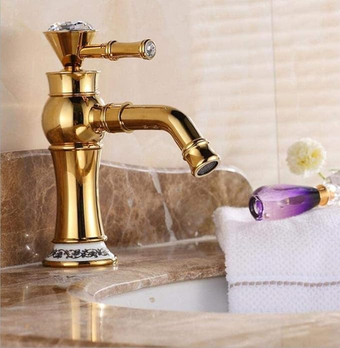 Grifo de oro rosa con una manija sobre la encimera del lavabo Grifo de