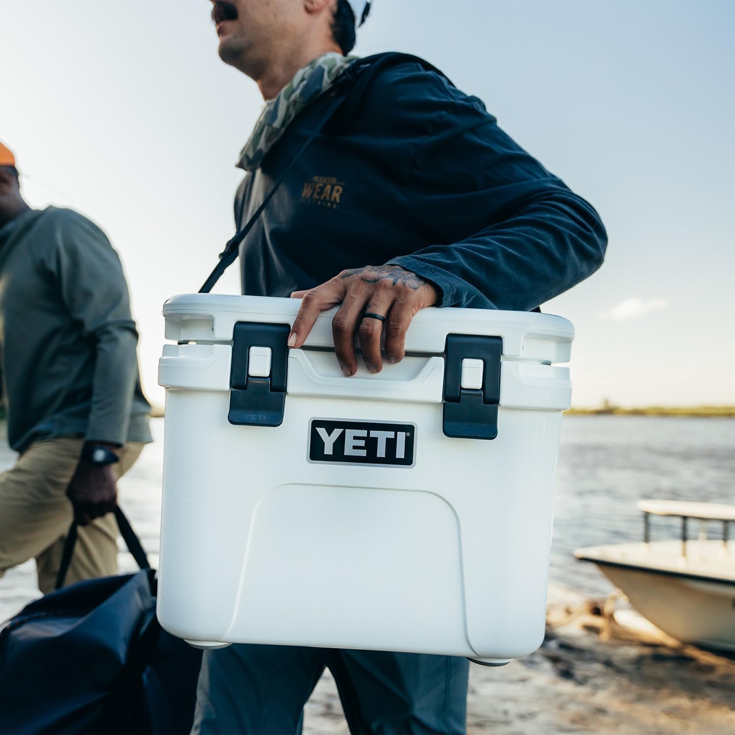 YETI Roadie 15 - Nevera rígida con correa para el hombro DoubleDuty, Cape Taupe