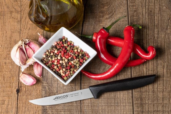 Faca vegetal de aço inoxidável. Faca profissional para legumes para descascar frutas e legumes. Cabo ergonómico de polioximetileno e lâmina de 110 mm. Série Nice. Cor preta.