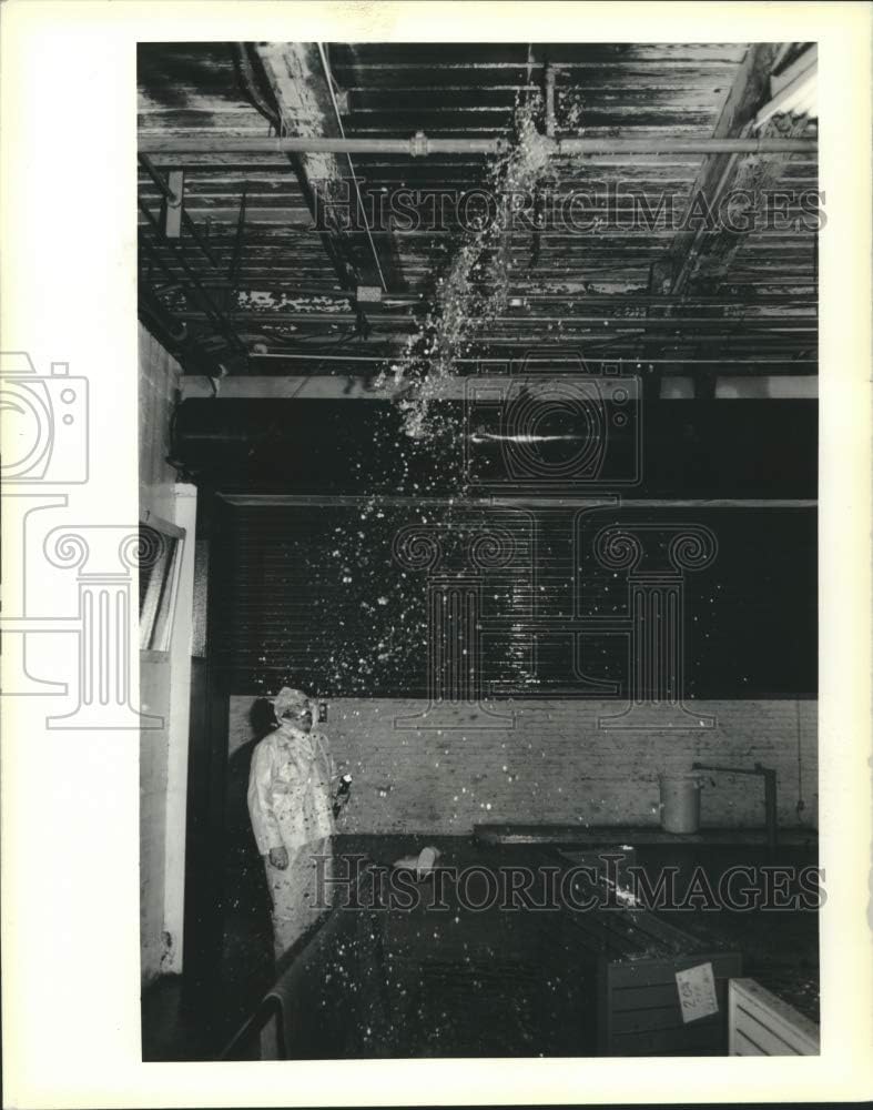 Historic Images 1989 Press Photo Paul Heinz surveys Leak in Holmes/Dillard Department Store 10.25x8 in