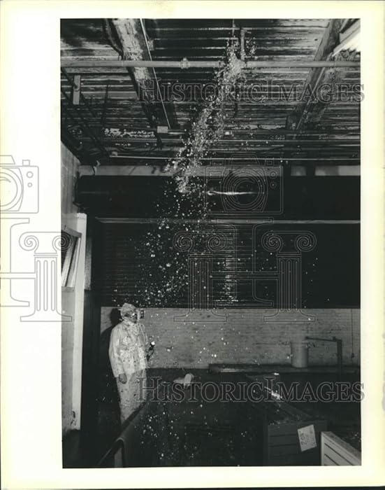 Historic Images 1989 Press Photo Paul Heinz surveys Leak in Holmes/Dillard Department Store 10.25x8 in