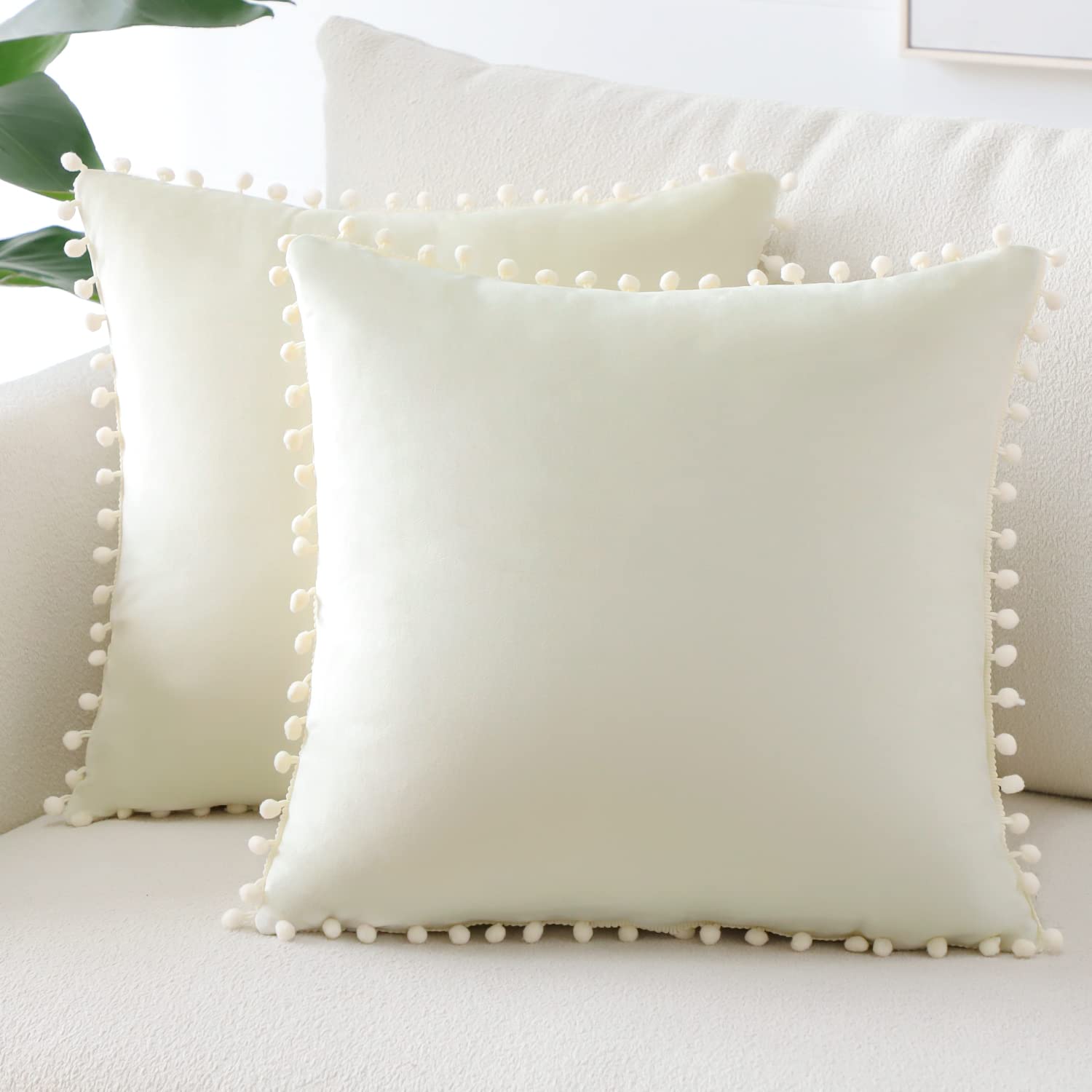 Sungeek Pack of 2 Decorative Cushion Covers Soft Velvet Pompoms Pillow Covers with Invisible Zipper Square Home Decor Throw Pillow Cases for Sofa Bedroom Living Room 40x40cm Cream White