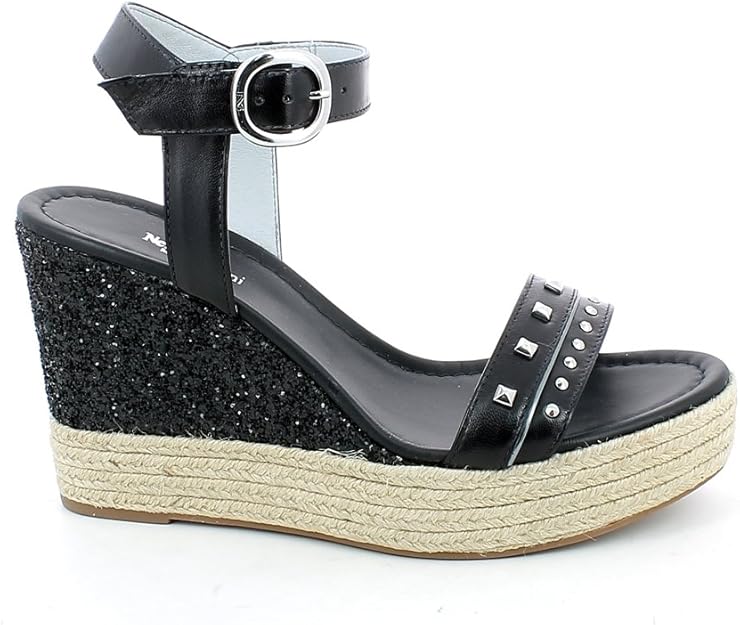 sandali con zeppa e borchie