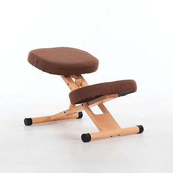 Ergonomischer Holzstuhl - minimalistisches Interieur