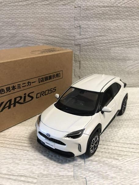 Amazon 1 30 トヨタ 新型ヤリスクロス Yaris Cross ハイブリッド カラーサンプル ミニカー 非売品 ホワイトパールクリスタルシャイン ミニカー ダイキャストカー おもちゃ