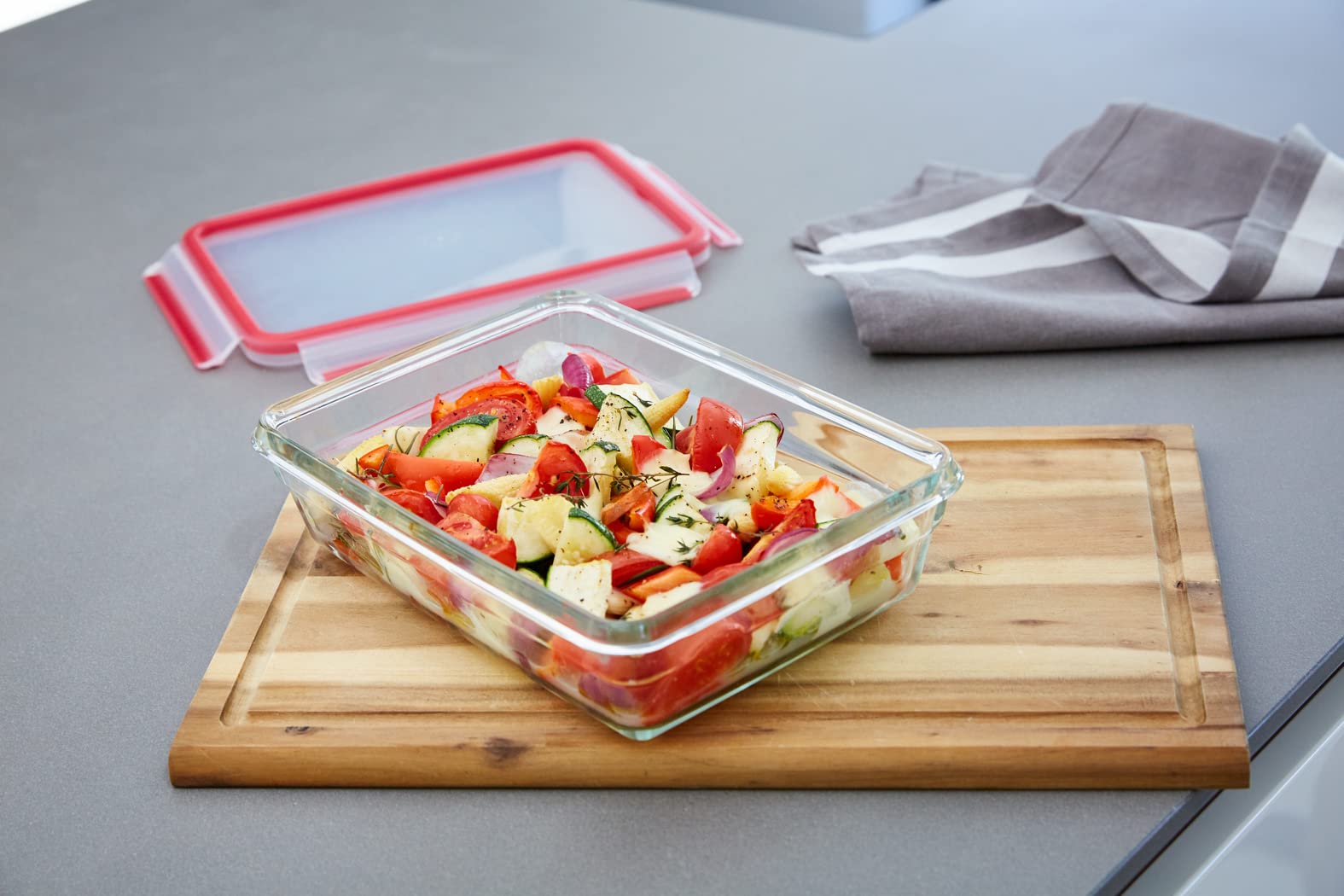 EMSA Clip & Close Glas Frischhaltedose, rechteckig, 0,45 L, 100 Prozent dicht, rutschfestes Stapeln, Glasbehälter spülmaschinen-, gefrier-, backofen-, mikrowellenfest, Rot, Transparent, N10511 5