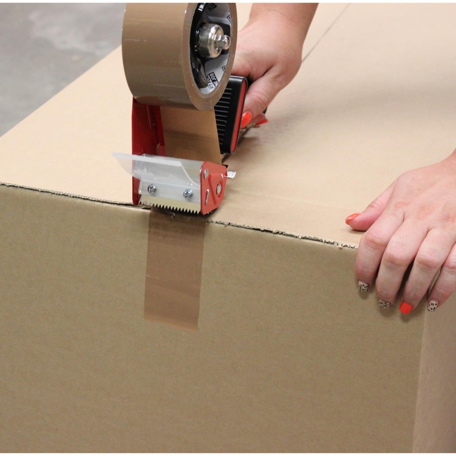 Fit For The Job Klebebandabroller mit 6 Rollen braunem Verpackungsklebeband - Ideal zum Verpacken von zerbrechlichem Klebeband, robuster Klebebandabroller zum Versiegeln und Verpacken 6