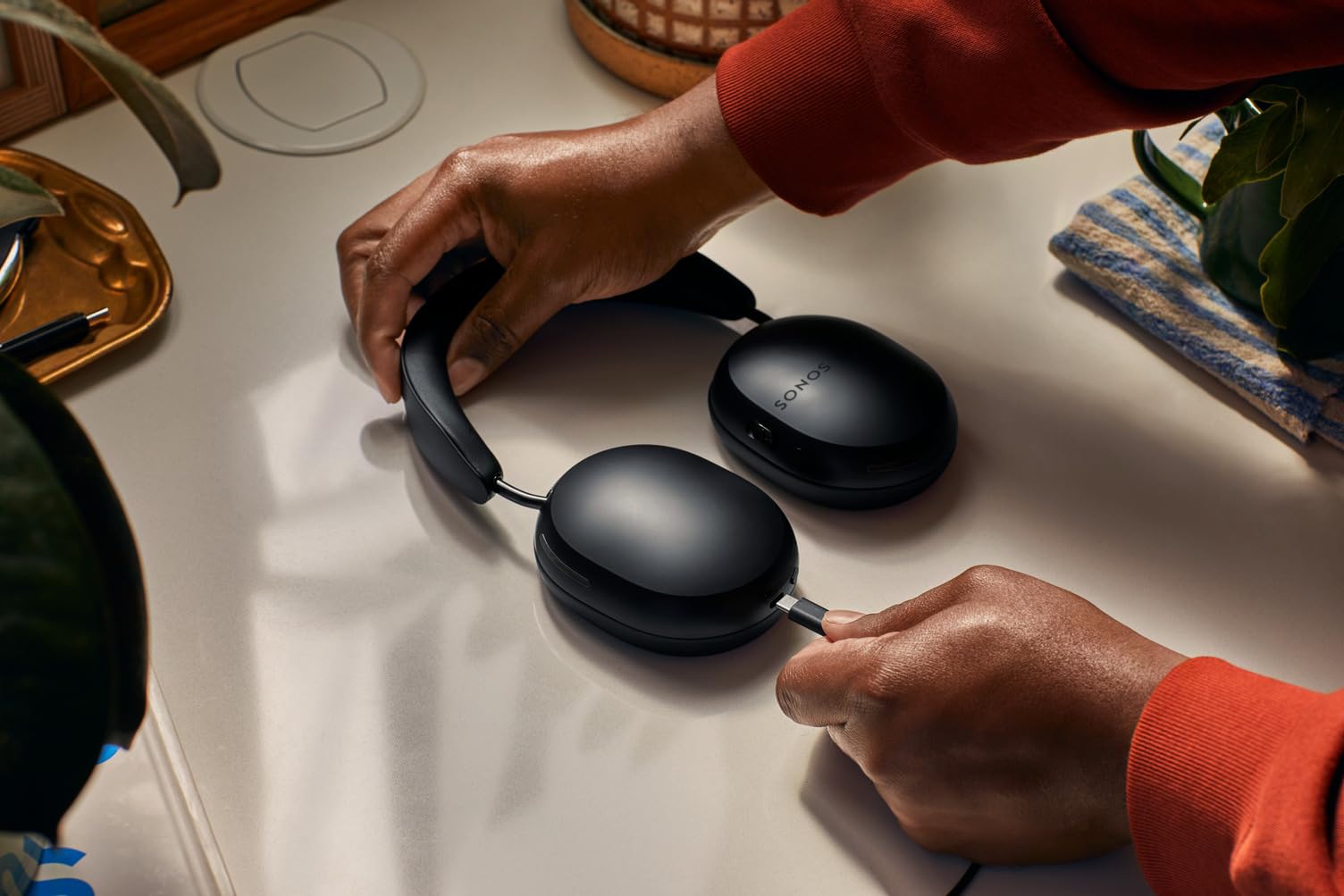 Sonos Ace - Kabelloser Bluetooth-Kopfhörer mit Geräuschunterdrückung - Bis zu 30 Stunden Akkulaufzeit - Spatial 3D Audio - Dynamic Head Tracking - Schwarz 4