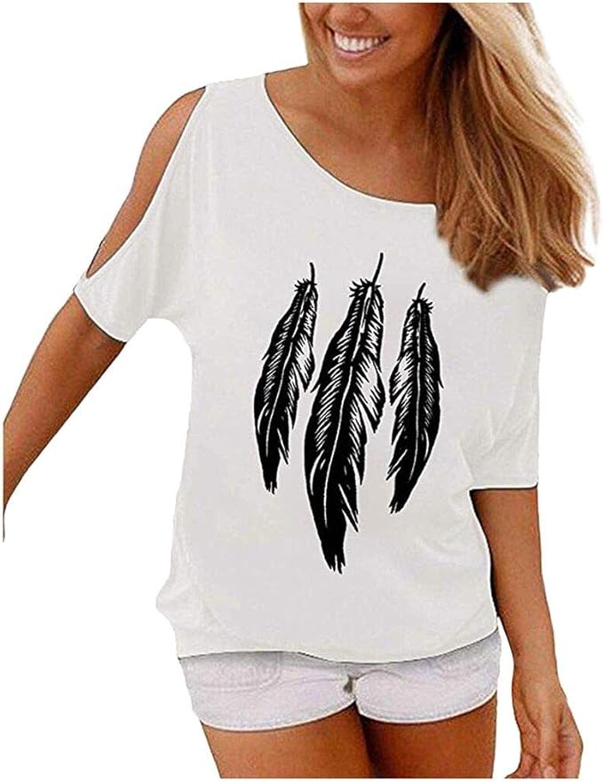 maglietta con piume sulle spalle