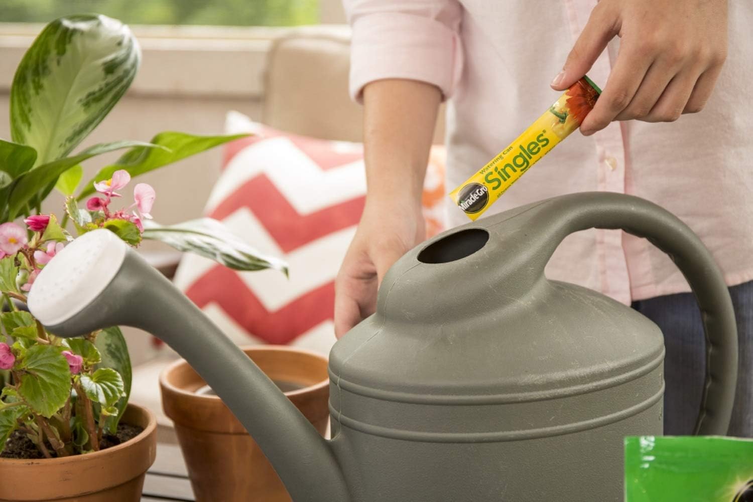 Miracle-Gro Watering Can Singles All Purpose Water Soluble Plant Food, Includes 24 Pre-Measured Packets : Fertilizers : Garden & Outdoor
