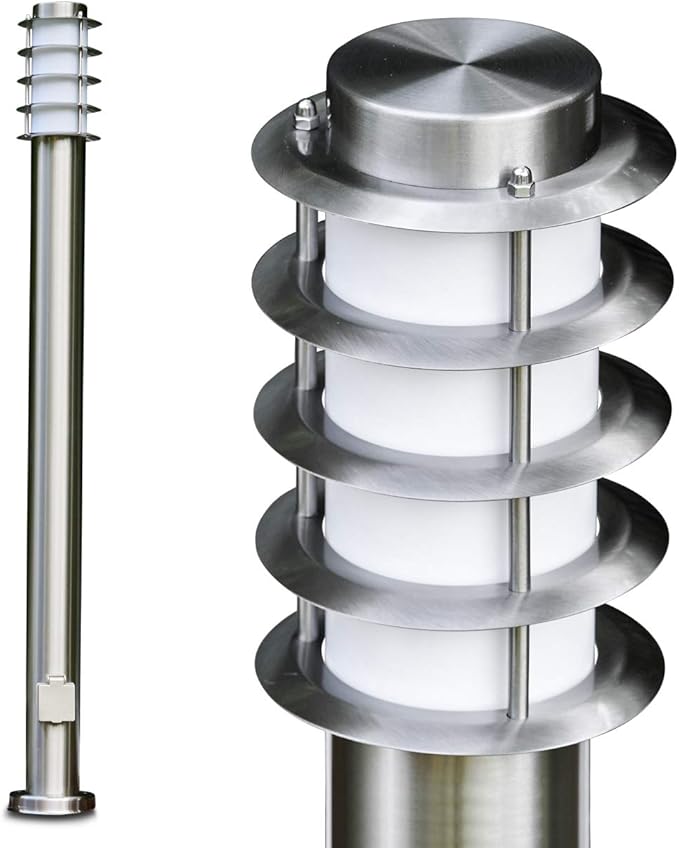 Außenleuchte Tunes mit Steckdose, moderne Sockelleuchte aus Edelstahl