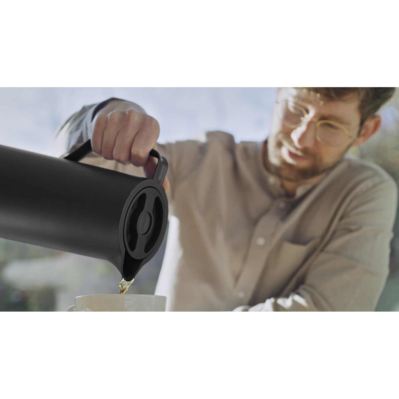 Emsa Motiva Isolierkanne 1l, Kunststoff, Thermoskanne mit Quick-Press-Verschluss, 12h heiß, 24h kalt, Glaskolben, Made in Germany, nordisches Design, schwarz, N41707 9
