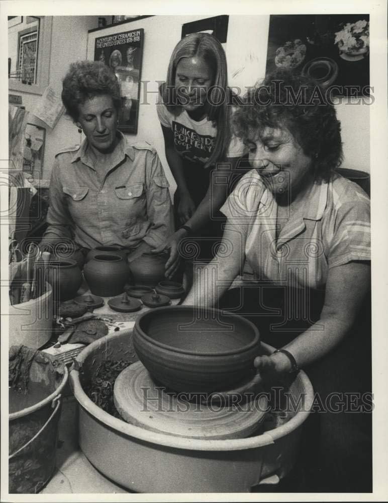 Historic Images -1984 Press Photo Pottery Class Participants at Eureka Studios & Craft Gallery