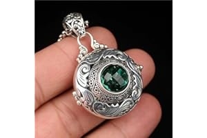 Vintage Hand-Carved Pattern Pattern Hollow Box Pendant Can Hold Incense Lanugo Souvenir Necklace Pendant