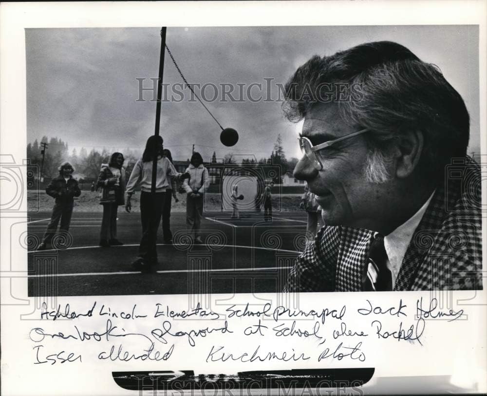 Historic Images - 1980 Press Photo Ashland Lincoln School Principal Jack Holmes at Playground