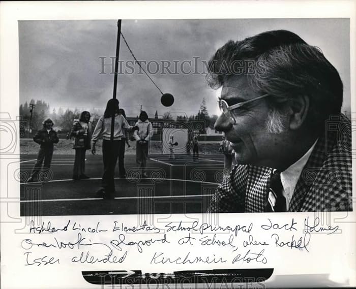 Historic Images - 1980 Press Photo Ashland Lincoln School Principal Jack Holmes at Playground