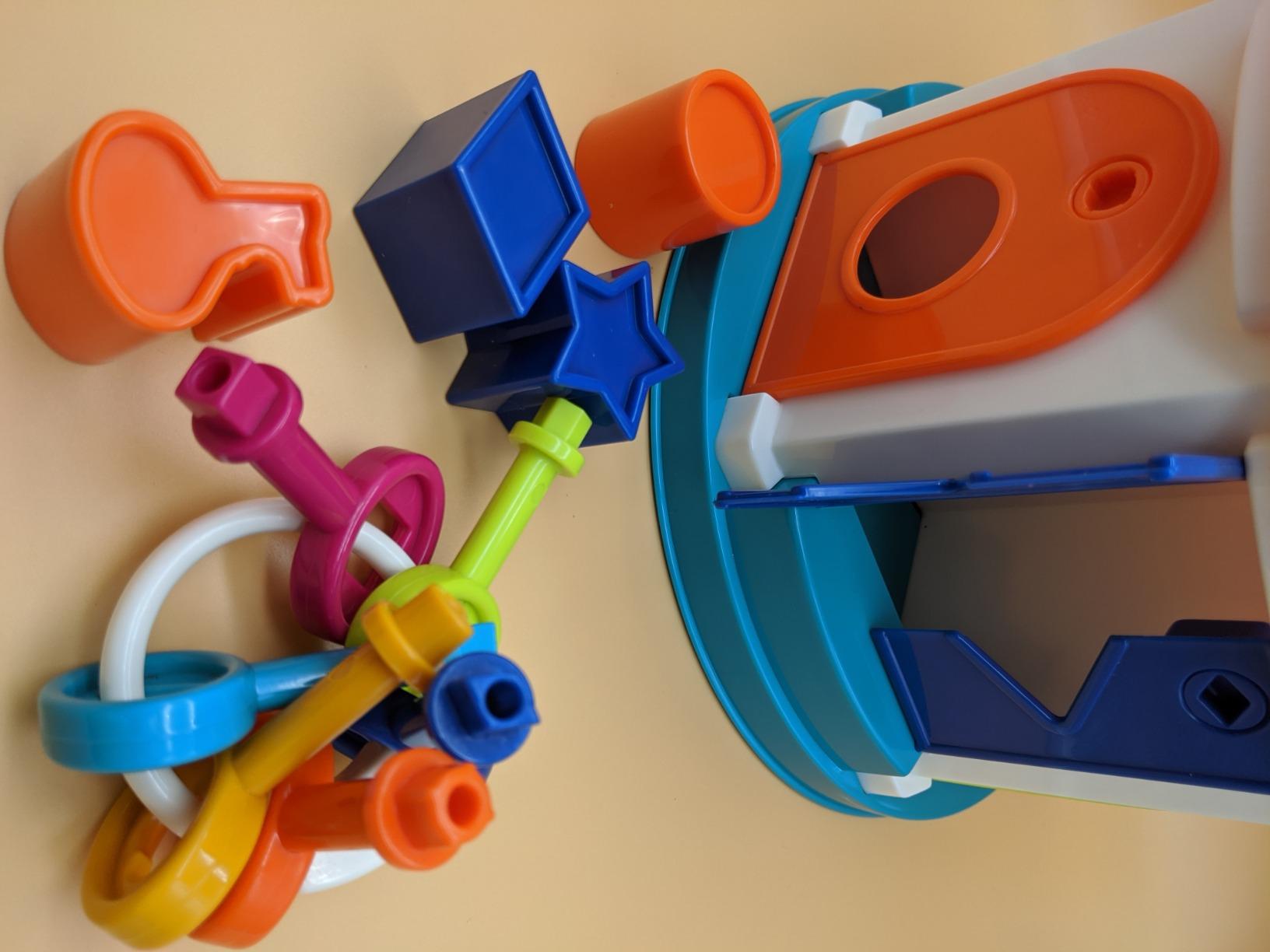 4/mo Finance Battat Shape Sorter House Color and Shape Sorting Toy with 6 Keys and 12