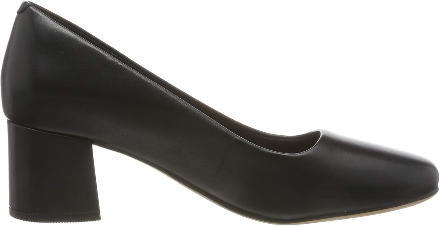 clarks closed toe shoes