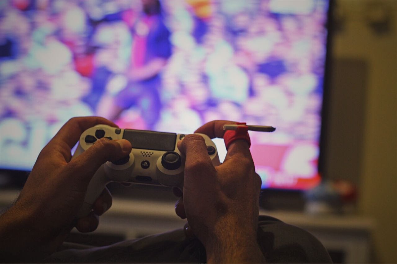 smOky | Smoking Ring: Hands Free Cigarette Holder For Nicotine Free Fingers | Adaptable Stretchy And Durable Silicone Material, Ideal Gadget For Console & PC Gamers, Guitar Players And Drivers