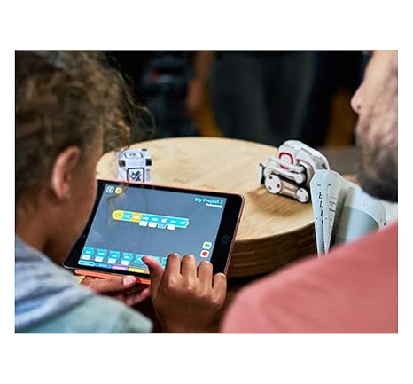 aanki anki cozmo robot with 3 cubes