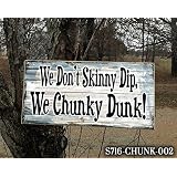 Targa in metallo con scritta We Don'T Skinny Dip We Chunky Dunk Humor Pool Swimming Wall Decor Kitchen Decor Poster Metal Sign 20,3 x 30,5 cm