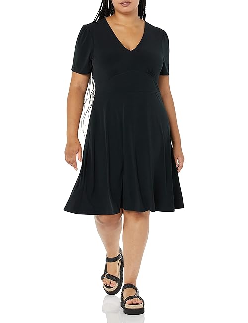 Amazon Essentials Women's Short Sleeve V-Neck Gathered Fit and Flare Dress, Black, Medium