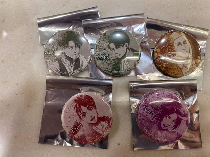 Amazon 進撃の巨人 東京駅 ポップアップストア 特典 缶バッジ リヴァイ エレン エルヴィン ハンジ コンプリートセット バースデー アイドル 芸能人グッズ 通販