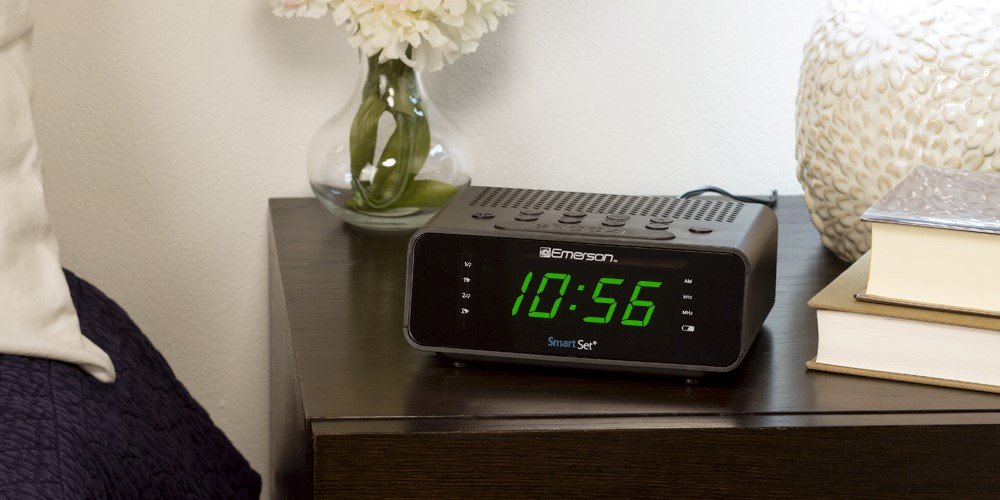Emerson CKS1800 SmartSet Alarm Clock Radio With AM/FM Radio, Dimmer, Sleep Timer And .9" LED
