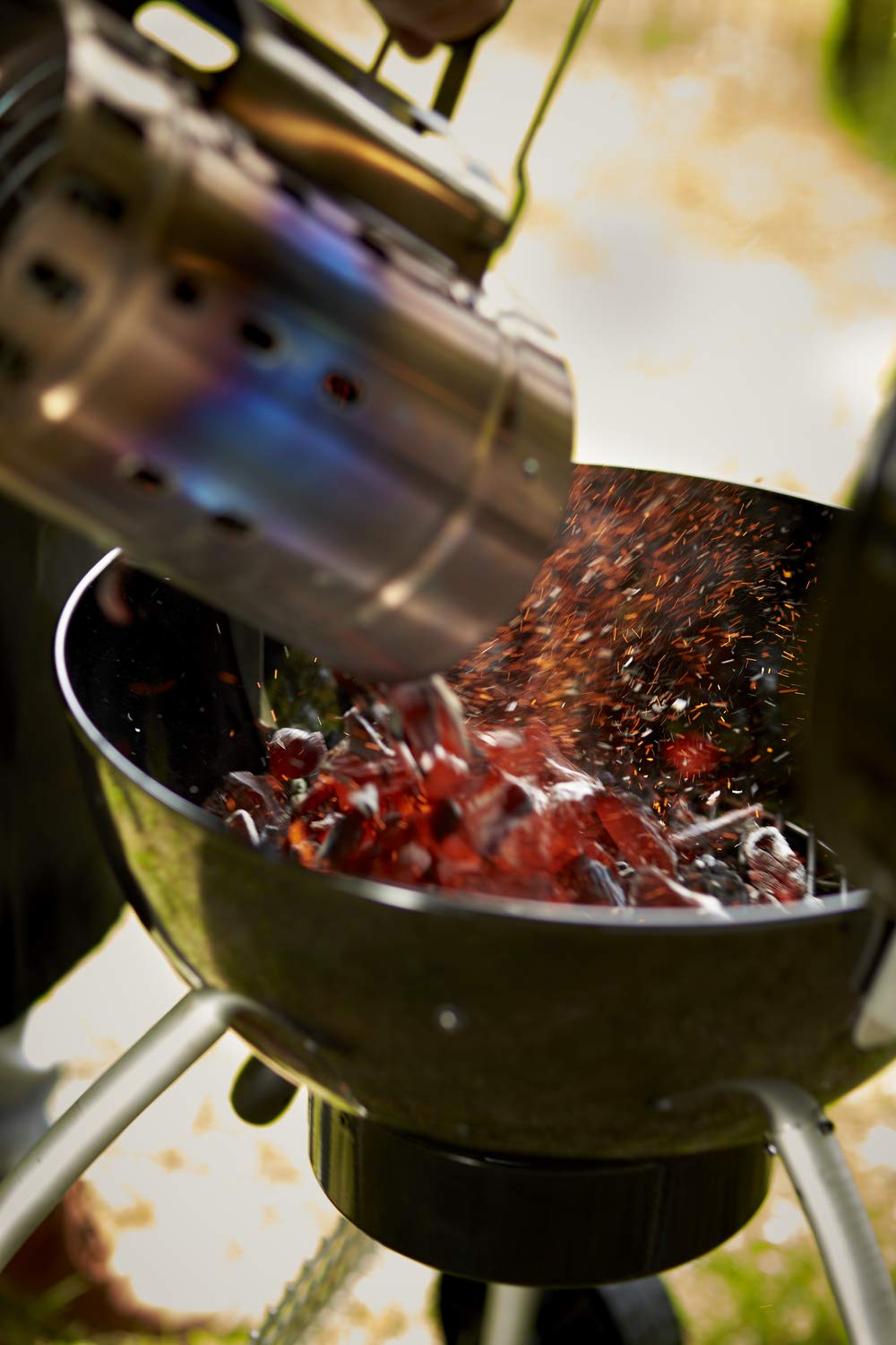 RÖSLE Anzündkamin, Hochwertiger Grillkohleanzünder aus Edelstahl, Funkenschutz, Griff mit Hitzeschutzblech, Haltebügel, Schwarz 4