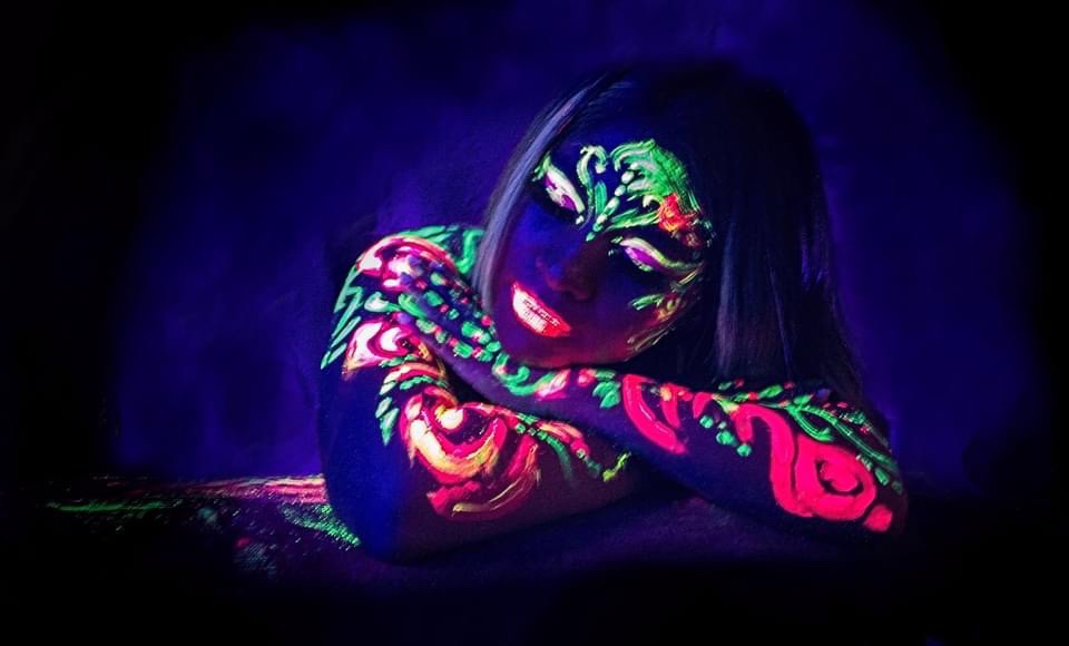 3/mo Finance LUMINOUS UV Body Paint Set of 8 x 20 ml / 0.7 fl oz